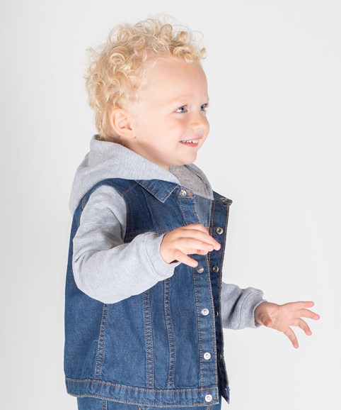 Veste en denim avec capuche et manches en polaire