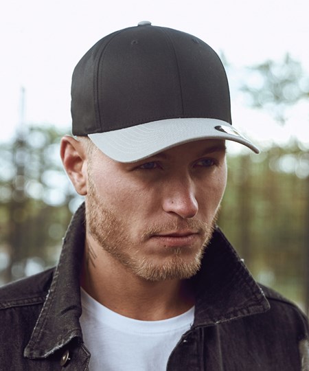 Casquette Adidas en coton noir avec logo et nom de la marque brodé en blanc  à l'avant